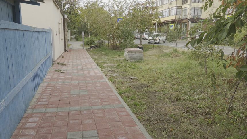В Анапе начался капитальный ремонт тротуара на улице Некрасова