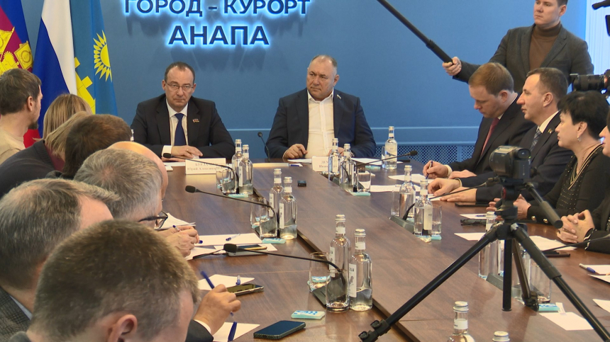 Председатель ЗСК и депутат Госдумы провели приём граждан в Анапе