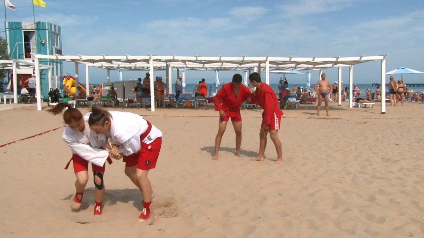 Спортивная Анапа: к зарядкам на пляжах курорта присоединились самбисты