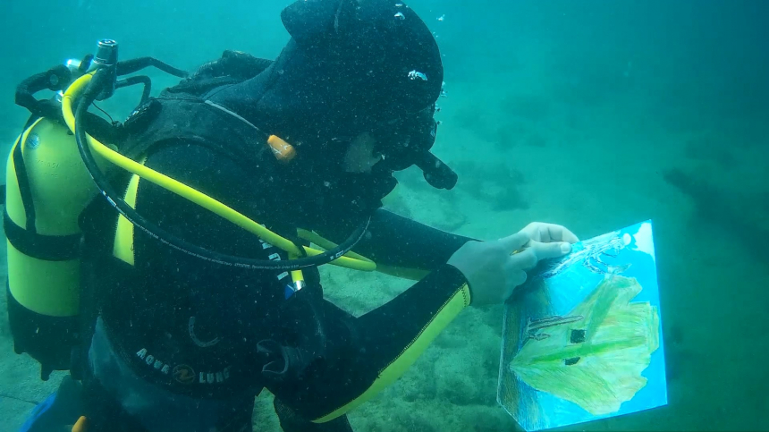 Юный парадайвер из Анапы рисует картины под водой