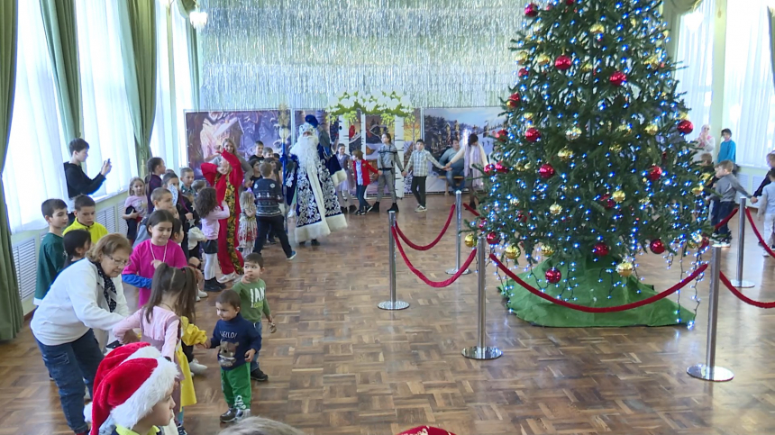 В канун Рождества в Городском театре прошли елки для детей