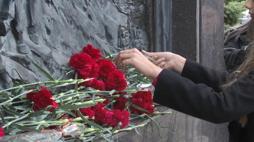 Вечная память: в Анапе возложили цветы к стеле Города воинской славы
