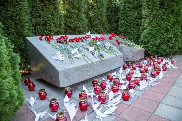 Белые голуби, свечи и цветы: в Анапе почтили память жертв Беслана (Видео)