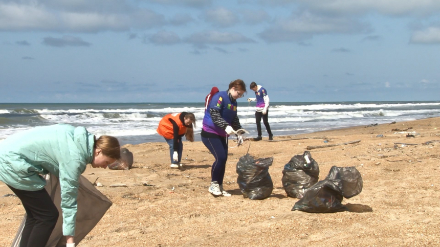 На пляжах Анапы прошла экологическая акция «Чистые берега»