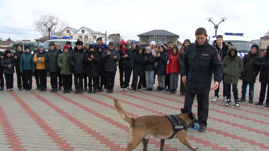 От розыскных собак до «умных» камер – школьникам рассказали, как работают анапские полицейские