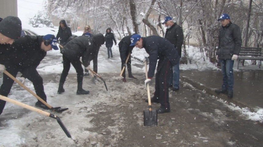 Последствия снегопада в Анапе помогают устранять общественники
