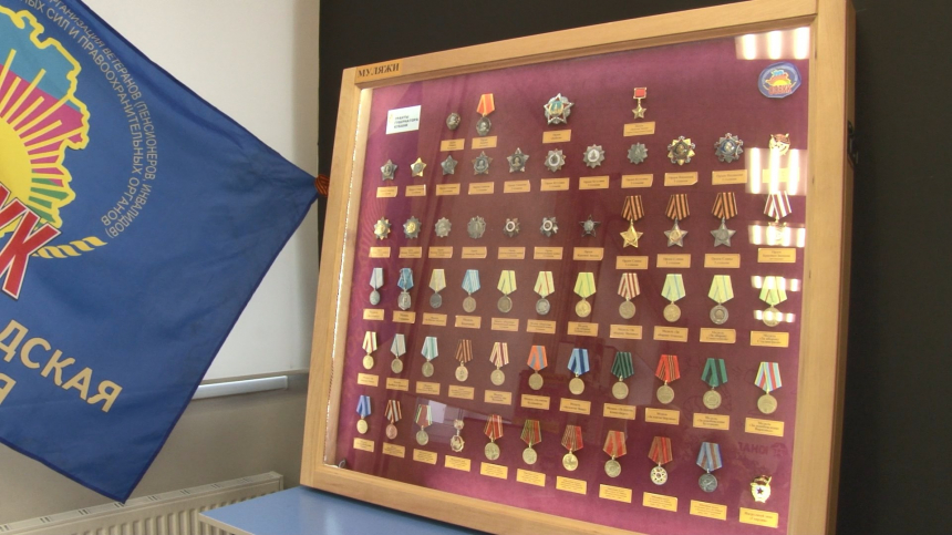 Школе №35 подарили уникальный стенд с наградами времён Великой Отечественной войны