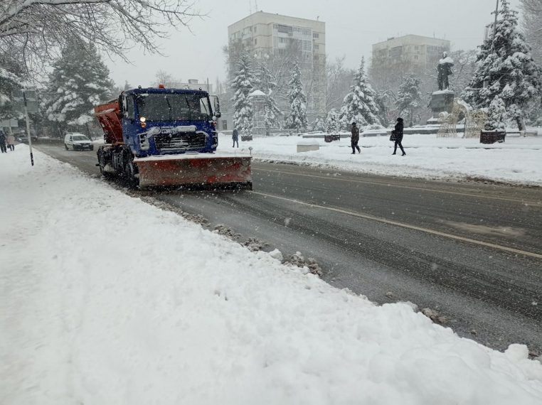 В Анапе продолжается снегопад и ликвидация его последствий