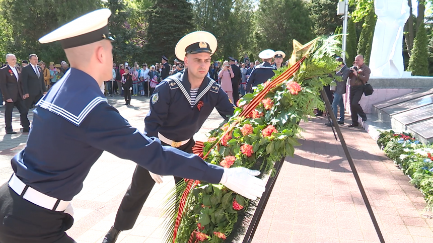 Анапчане почтили память советских солдат у мемориала Вечный огонь