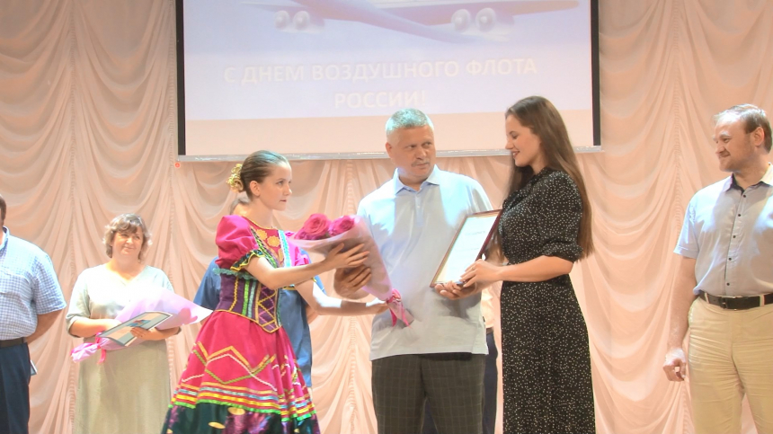 Сотрудники анапского аэропорта принимают поздравления с Днем воздушного флота России
