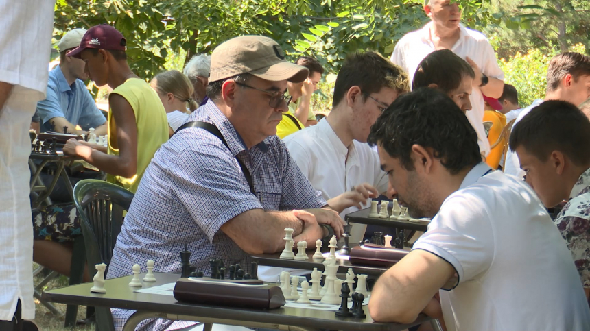 В Анапе прошёл турнир по шахматам на открытом воздухе