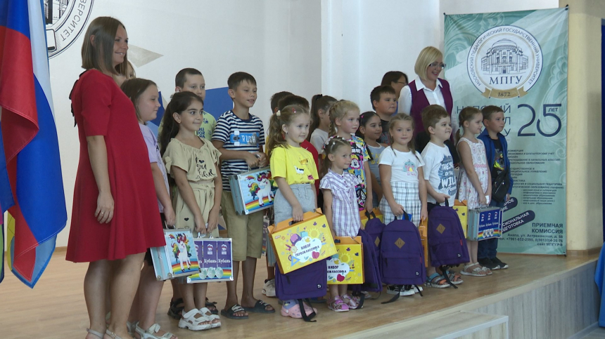 Детям, чьи папы сейчас находятся в зоне СВО, подарили школьные наборы