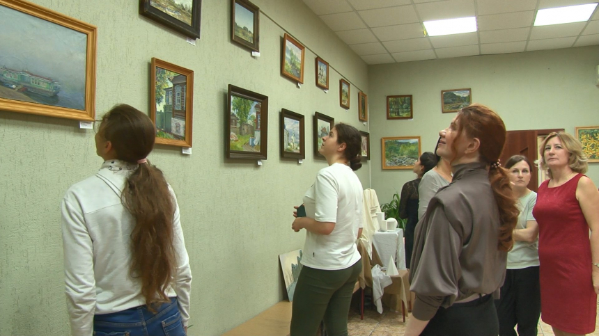 В детской художественной школе открылась выставка картин одной из учителей – Надежды Ветровой