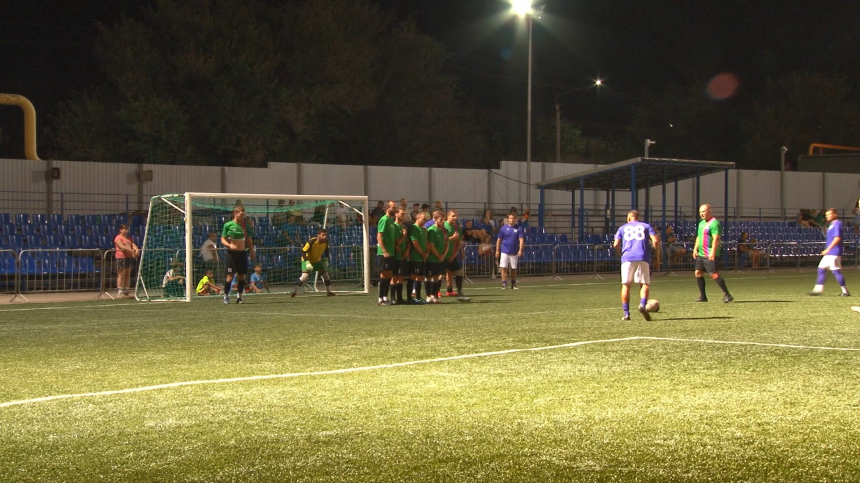 Команда мэрии Анапы сыграла со сборной районного казачьего общества в полуфинале футбольной Ночной лиги