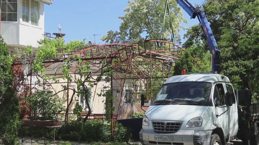 В Анапе продолжается борьба с незаконными постройками