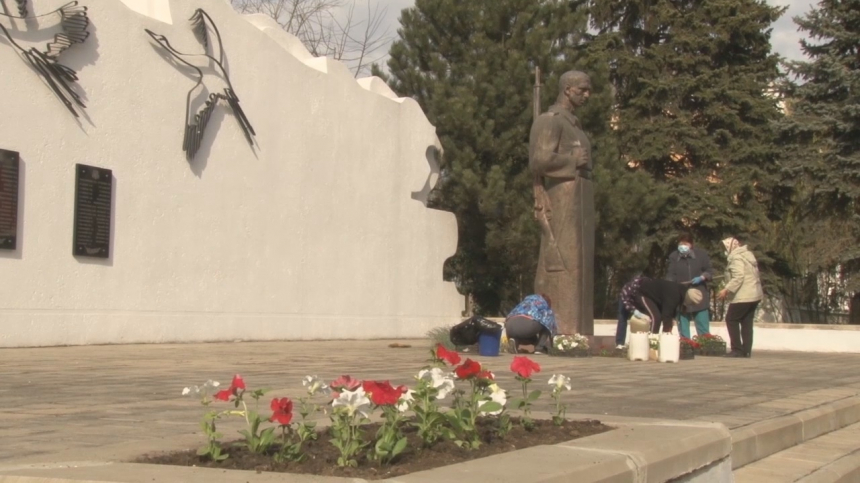 В поселке Виноградный навели порядок у сельского мемориального комплекса