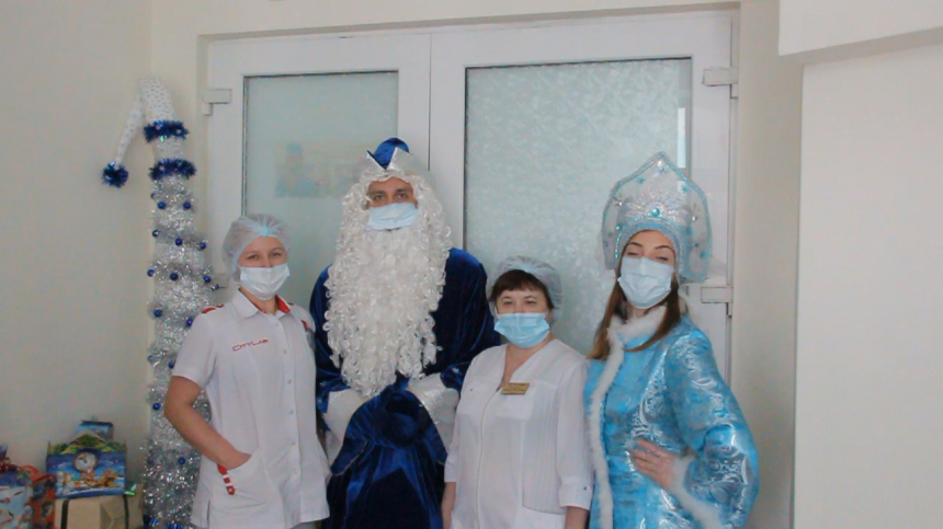 Дед Мороз пришёл к маленьким пациентам детской больницы Анапы