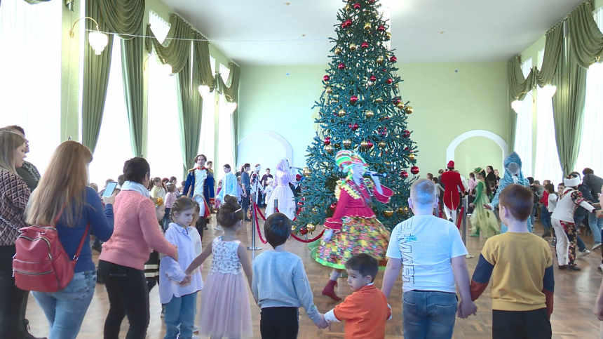 Для детей из семей, нуждающихся в особой заботе, прошла праздничная елка, организованная мэрией Анапы