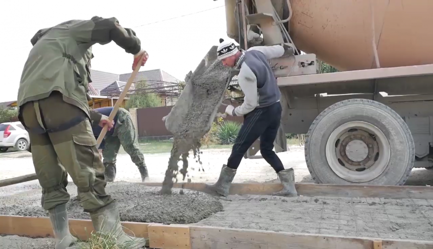 В Витязево полосу препятствий превратили в удобный тротуар (Видео) 