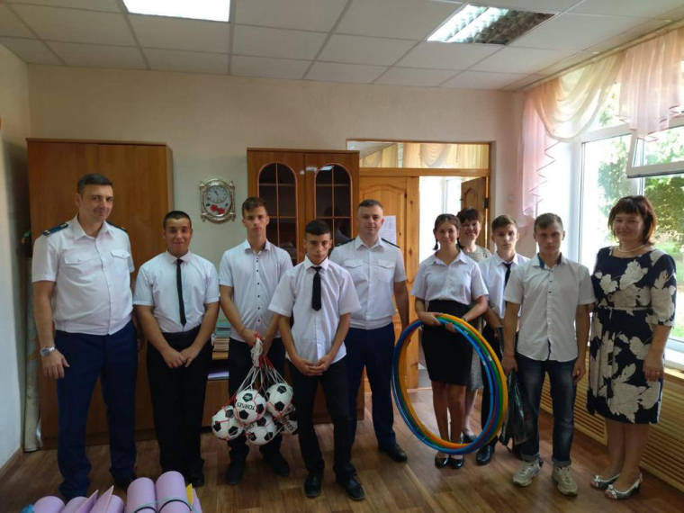 Работники Анапской межрайонной прокуратуры поздравили учащихся коррекционной школы-интерната №28 п. ...