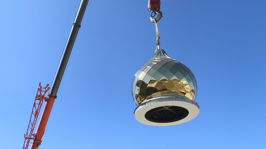 На звонницу Крещенского парка Анапы установили купола