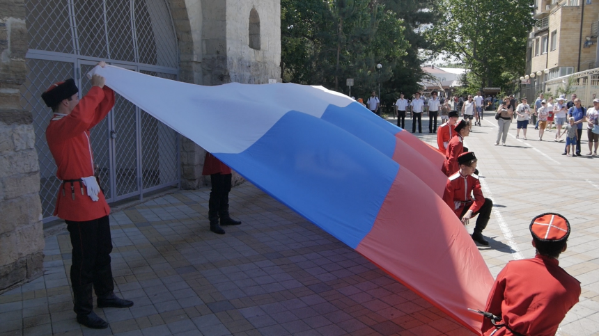 В День России возле Русских ворот развернули большой триколор