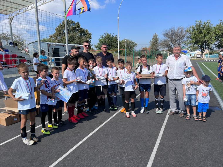Председатель Общественного совета транспортной полиции Анапы наградил призами юных футболистов