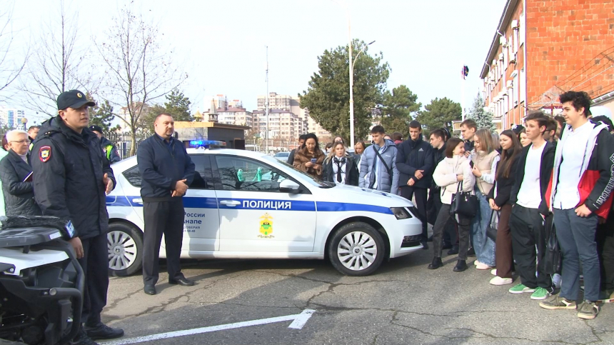 Студенты и школьники получили возможность ознакомиться с работой сотрудников полиции