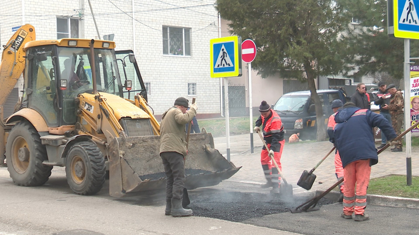 В Анапе начался сезон ямочного ремонта дорог