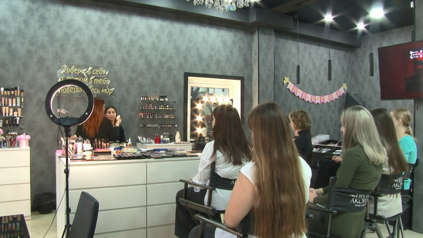 Чемпионка мира по макияжу провела мастер-класс участницам конкурса «Мисс молодёжь»