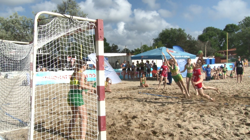 Пляжные баталии: в Анапе стартовал первый тур чемпионата России по гандболу