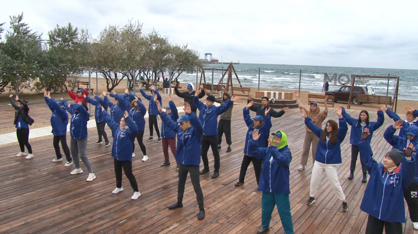 Спешим творить добро. Волонтёры гостеприимства изучили центральный пляж Анапы и провели флешмоб