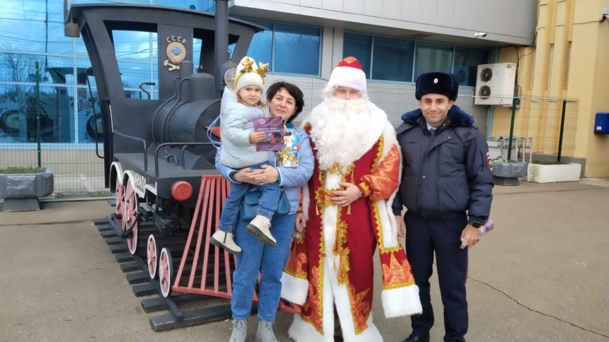 Полицейский Дед Мороз поздравил анапчан и гостей курорта на железнодорожном вокзале Анапы