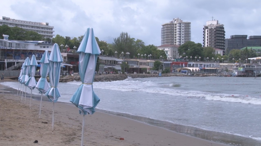 В Анапе из-за штормовой погоды купание в море запрещено