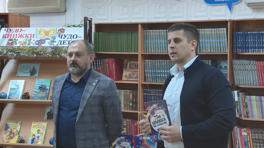 При поддержке депутата ЗСК Анапская библиотечная сеть получила новые книги писателя Сергея Лёвина
