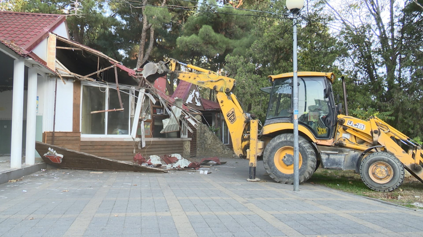 Городские службы приступили к демонтажу кафе у Театральной площади