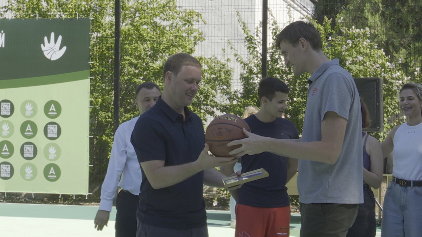 Андрей Кириленко открыл в Анапе уличную баскетбольную площадку