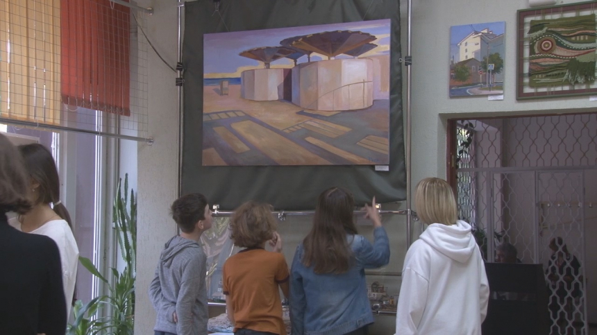 Картины педагогов анапской художественной школы были собраны в единую выставку