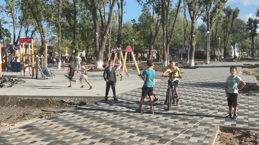 В парке в станице Гостагаевской высадят более полутысячи молодых деревьев