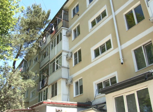Заместитель прокурора Анапы проверил ход капитального ремонта МКД курорта