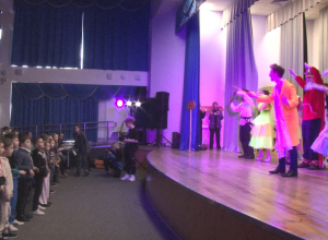 Ученикам 35 школы показали спектакль «Золушка»