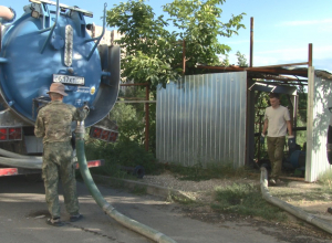 Работу канализации восстанавливают по улице Солдатских Матерей