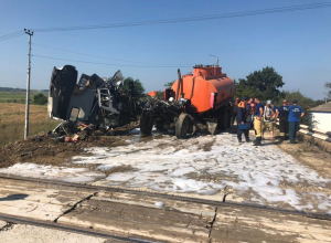 Под Анапой бензовоз врезался в электричку