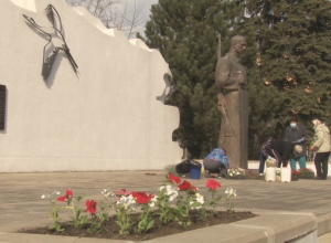 В поселке Виноградный навели порядок у сельского мемориального комплекса