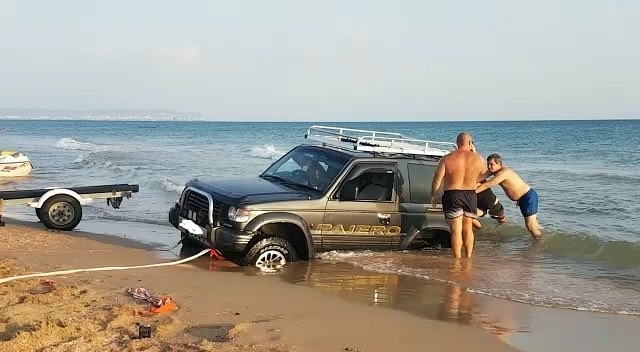 Спасатели вытащили из реки джип и снегоход охотников в Хабаровском крае — ЯДВ: служба новостей