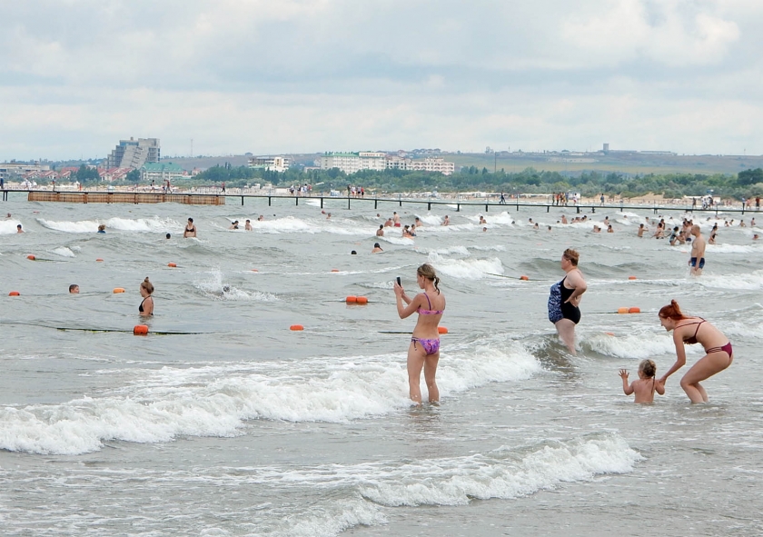 Сегодня можно купаться в море. Россиянки на пляже Анапы. Анапа море пляж. Купаемся в Анапе. Купание на пляжах Анапы.